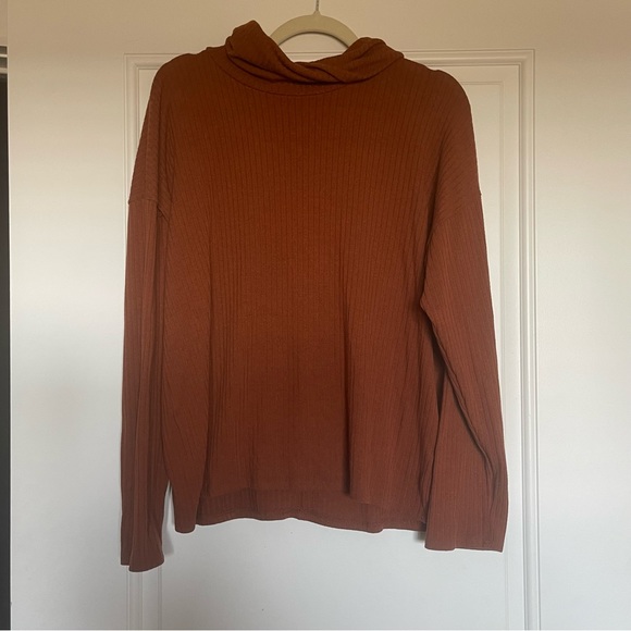 Ribbed turtleneck long sleeve top - Picture 1 of 8